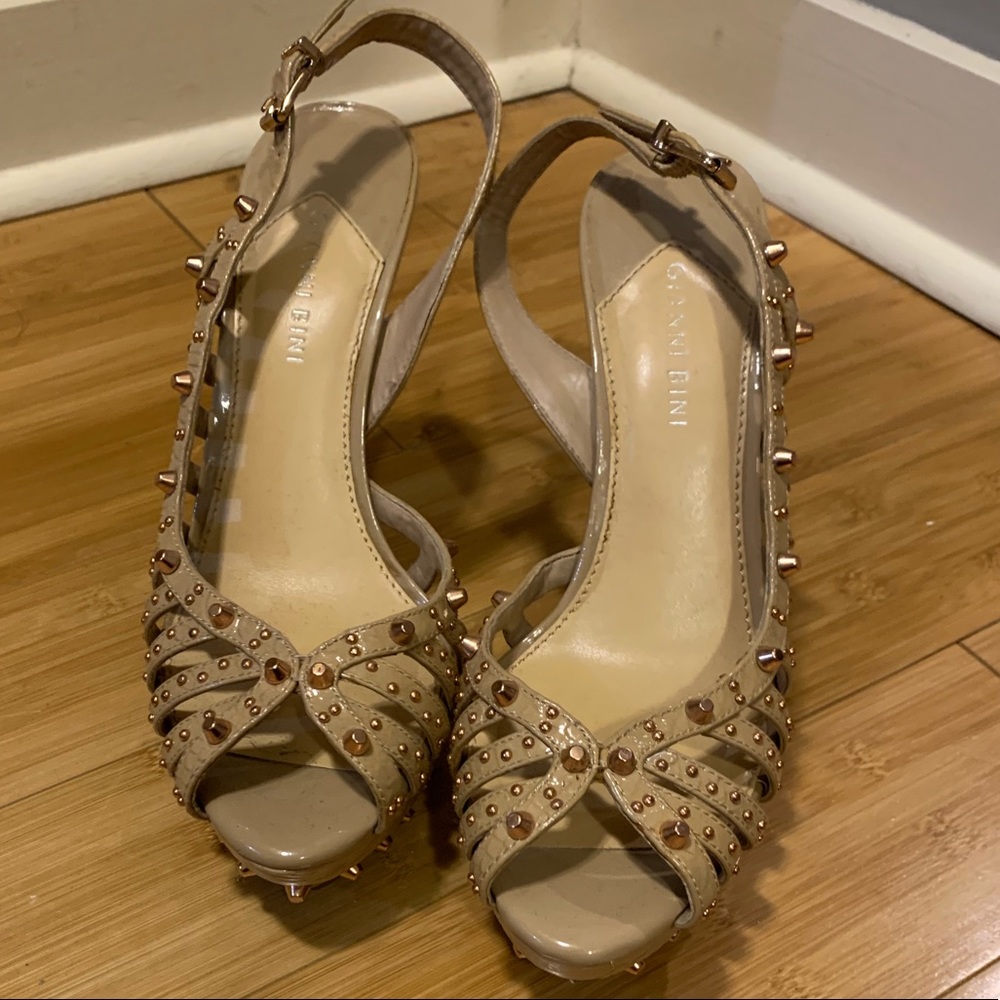 Gianni Bini tan/gold platform sandal